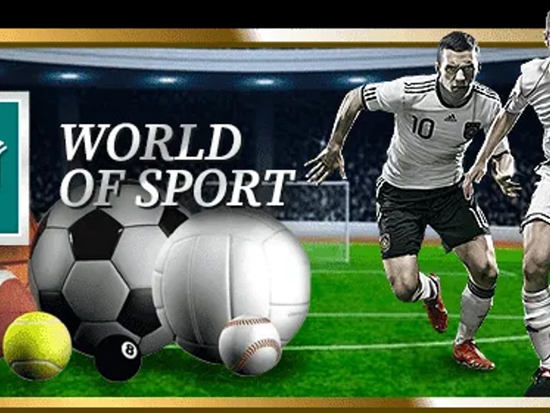 Quả bóng đá trên sân cỏ xanh mướt, biểu tượng của cá cược bóng đá tại rio66